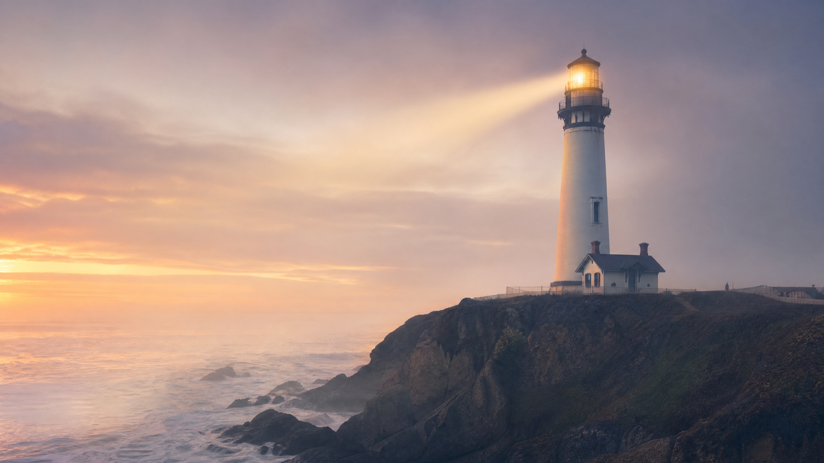 Farol ao amanhecer — símbolo de orientação e esperança